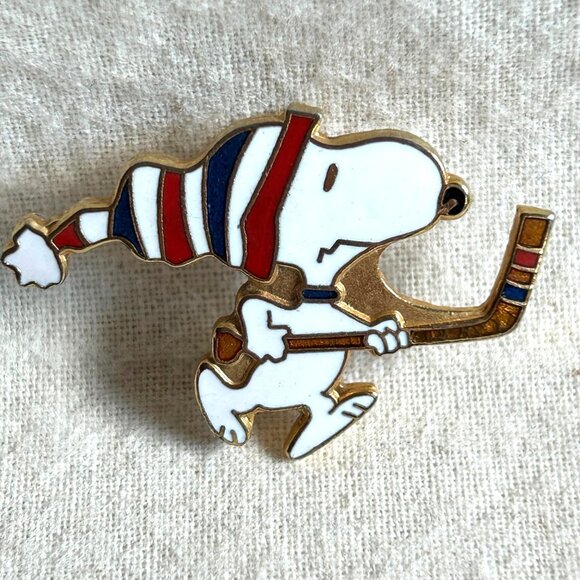 Vintage Peanuts Snoopy w Stocking Cap Enamel Hockey Lapel Pin - Picture 1 of 5